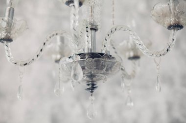 Kristal avize yakın çekim. Glamour arka plan kopya alanı ile