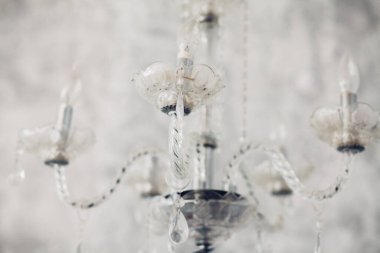 Kristal avize yakın çekim. Glamour arka plan kopya alanı ile