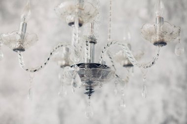 Kristal avize yakın çekim. Glamour arka plan kopya alanı ile