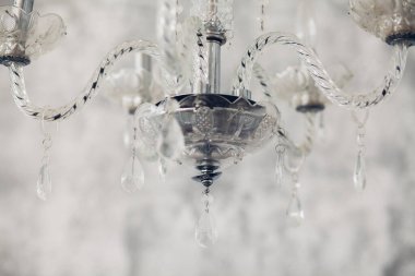 Kristal avize yakın çekim. Glamour arka plan kopya alanı ile