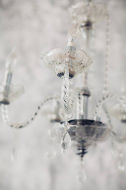 Kristal avize yakın çekim. Glamour arka plan kopya alanı ile