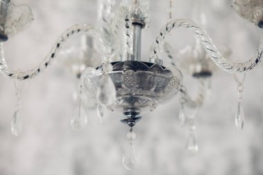 Kristal avize yakın çekim. Glamour arka plan kopya alanı ile