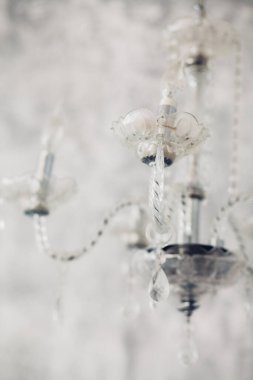 Kristal avize yakın çekim. Glamour arka plan kopya alanı ile