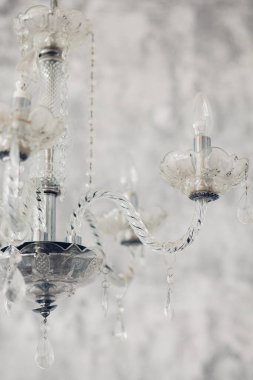 Kristal avize yakın çekim. Glamour arka plan kopya alanı ile