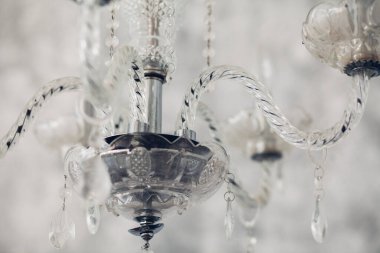 Kristal avize yakın çekim. Glamour arka plan kopya alanı ile