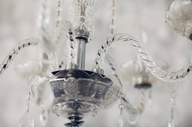 Kristal avize yakın çekim. Glamour arka plan kopya alanı ile