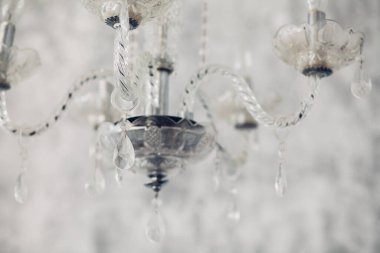 Kristal avize yakın çekim. Glamour arka plan kopya alanı ile