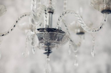 Kristal avize yakın çekim. Glamour arka plan kopya alanı ile