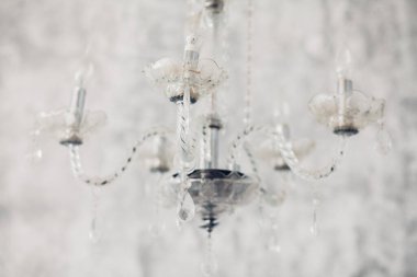 Kristal avize yakın çekim. Glamour arka plan kopya alanı ile