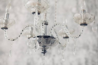 Kristal avize yakın çekim. Glamour arka plan kopya alanı ile