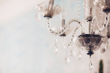 Kristal avize yakın çekim. Glamour arka plan kopya alanı ile