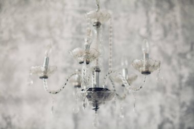 Kristal avize yakın çekim. Glamour arka plan kopya alanı ile