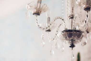 Kristal avize yakın çekim. Glamour arka plan kopya alanı ile