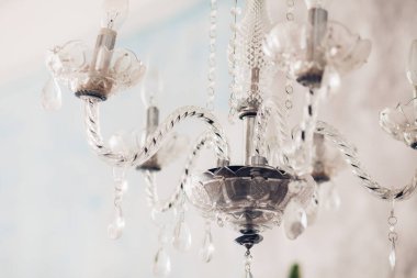 Kristal avize yakın çekim. Glamour arka plan kopya alanı ile