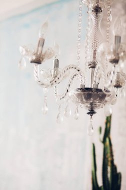 Kristal avize yakın çekim. Glamour arka plan kopya alanı ile