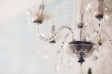 Kristal avize yakın çekim. Glamour arka plan kopya alanı ile