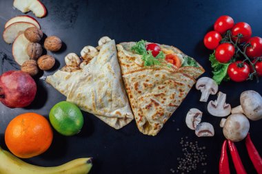 Koyu arkaplanda malzemeler olan Fransız gözlemeleri. 