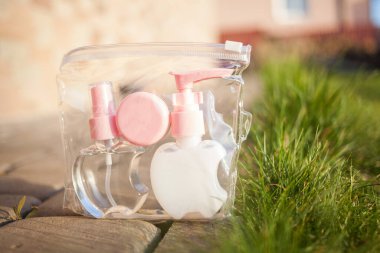 Antiseptik alkol solüsyonu spreyi ve sıvı sabun şişeleri, koronavirüsü kontrol etmek için hijyenik set, kapatın.