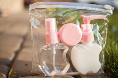 Antiseptik alkol solüsyonu spreyi ve sıvı sabun şişeleri, koronavirüsü kontrol etmek için hijyenik set, kapatın.