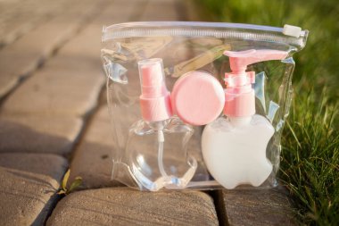 Antiseptik alkol solüsyonu spreyi ve sıvı sabun şişeleri, koronavirüsü kontrol etmek için hijyenik set, kapatın.