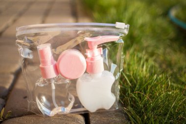 Antiseptik alkol solüsyonu spreyi ve sıvı sabun şişeleri, koronavirüsü kontrol etmek için hijyenik set, kapatın.