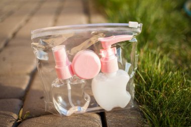 Antiseptik alkol solüsyonu spreyi ve sıvı sabun şişeleri, koronavirüsü kontrol etmek için hijyenik set, kapatın.