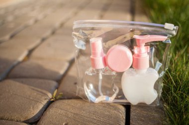 Antiseptik alkol solüsyonu spreyi ve sıvı sabun şişeleri, koronavirüsü kontrol etmek için hijyenik set, kapatın.