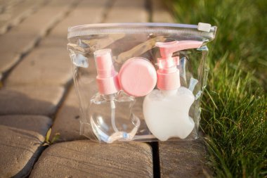 Antiseptik alkol solüsyonu spreyi ve sıvı sabun şişeleri, koronavirüsü kontrol etmek için hijyenik set, kapatın.