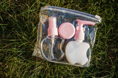 Antiseptik alkol solüsyonu spreyi ve sıvı sabun şişeleri, koronavirüsü kontrol etmek için hijyenik set, kapatın.