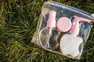 Antiseptik alkol solüsyonu spreyi ve sıvı sabun şişeleri, koronavirüsü kontrol etmek için hijyenik set, kapatın.