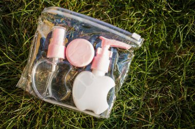 Antiseptik alkol solüsyonu spreyi ve sıvı sabun şişeleri, koronavirüsü kontrol etmek için hijyenik set, kapatın.