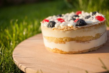 Tahta üzerinde tatlı pasta Çimen arka planda duruyor