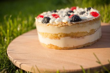 Tahta üzerinde tatlı pasta Çimen arka planda duruyor