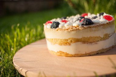 Tahta üzerinde tatlı pasta Çimen arka planda duruyor