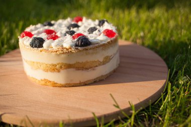 Tahta üzerinde tatlı pasta Çimen arka planda duruyor