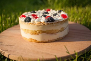 Tahta üzerinde tatlı pasta Çimen arka planda duruyor