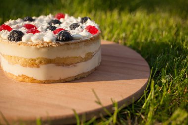 Tahta üzerinde tatlı pasta Çimen arka planda duruyor