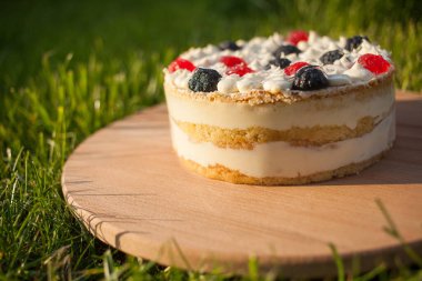 Tahta üzerinde tatlı pasta Çimen arka planda duruyor