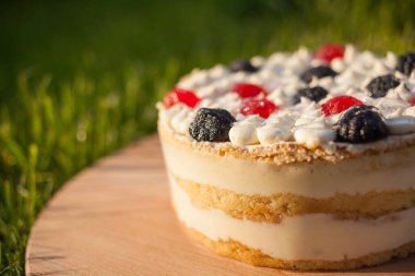 Tahta üzerinde tatlı pasta Çimen arka planda duruyor