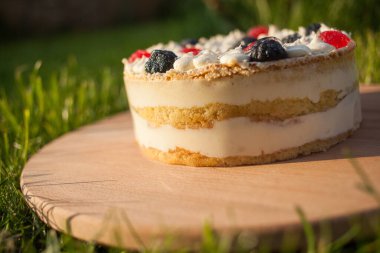 Tahta üzerinde tatlı pasta Çimen arka planda duruyor