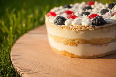 Tahta üzerinde tatlı pasta Çimen arka planda duruyor