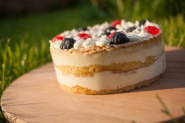 Tahta üzerinde tatlı pasta Çimen arka planda duruyor