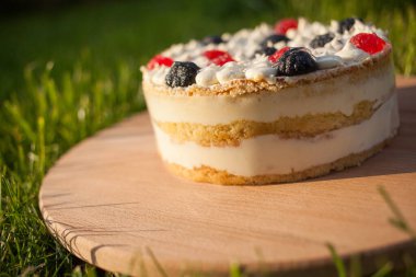 Tahta üzerinde tatlı pasta Çimen arka planda duruyor