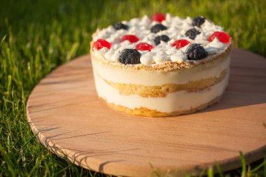 Tahta üzerinde tatlı pasta Çimen arka planda duruyor