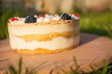 Tahta üzerinde tatlı pasta Çimen arka planda duruyor