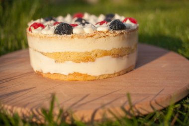 Tahta üzerinde tatlı pasta Çimen arka planda duruyor