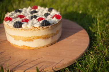 Tahta üzerinde tatlı pasta Çimen arka planda duruyor