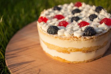 Tahta üzerinde tatlı pasta Çimen arka planda duruyor