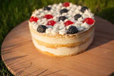 Tahta üzerinde tatlı pasta Çimen arka planda duruyor