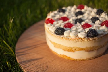 Tahta üzerinde tatlı pasta Çimen arka planda duruyor